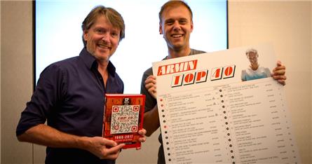 Armin van Buuren ontvangt Hitdossier-boek van Erik de Zwart