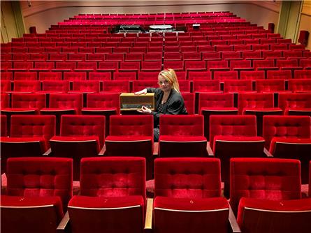 Astrid de Jong presenteert Op de plank bij NPO Radio 1