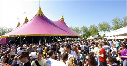 Bluesmuziek en spareribs bij regionale omroep TV Oost