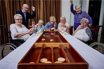Britt Dekker op bezoek bij bewoners van verzorgingstehuis