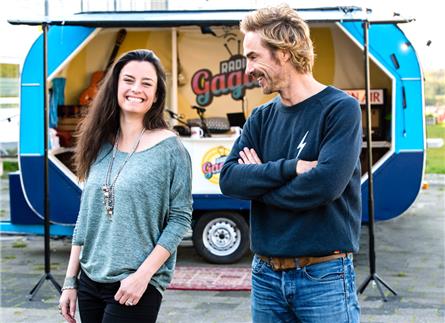 Chris Zegers en Eva Koreman maken radio op tv in Radio Gaga 