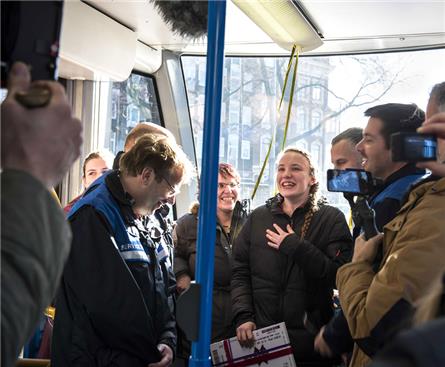 De Lama’s verrassen een fan in de Tram in Amsterdam (filmpje)