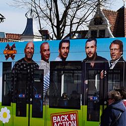 De Lama’s verrassen een fan in de Tram in Amsterdam (filmpje)