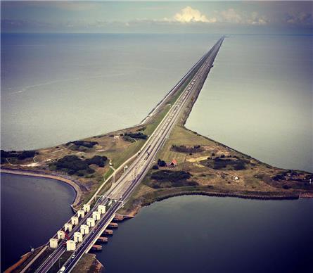 Deejays Qmusic gaan 32 km hardlopen over Afsluitdijk [Update]