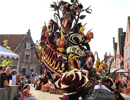 Eerste bloemencorso live vanuit Vollenhove op TV Oost