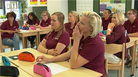 EO stuurt ouders de schoolbanken in