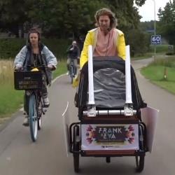Frank en Eva presenteren middagshow 3FM weer vanaf de fiets