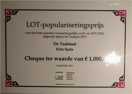 Frits Spits neemt prijs in ontvangst voor De Taalstaat op Radio 1