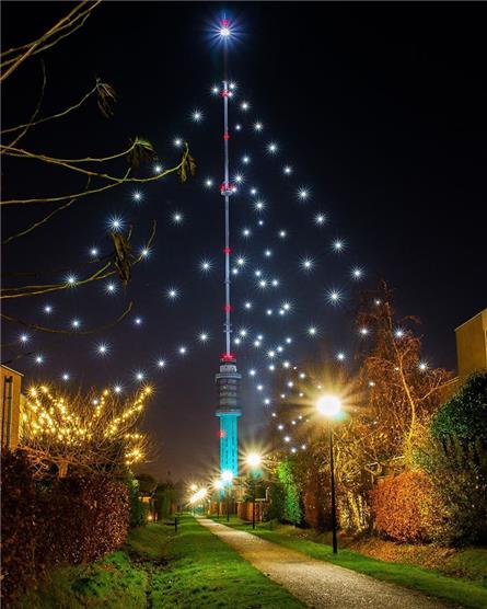 Grootste kerstboom Gerbrandytoren dooft lichten (filmpjes)