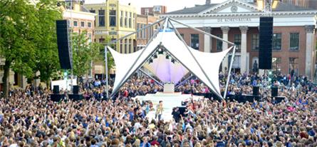 Jan Smit presenteert nieuwe reeks Sterren Muziekfeest op het Plein