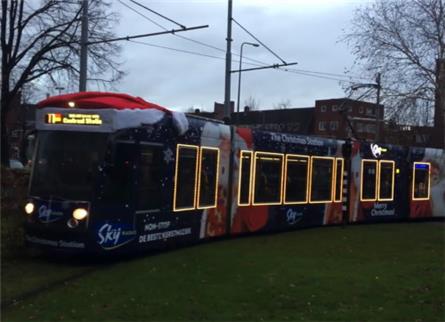 Jeroen van der Boom verrast reizigers in Sky Radio kersttram
