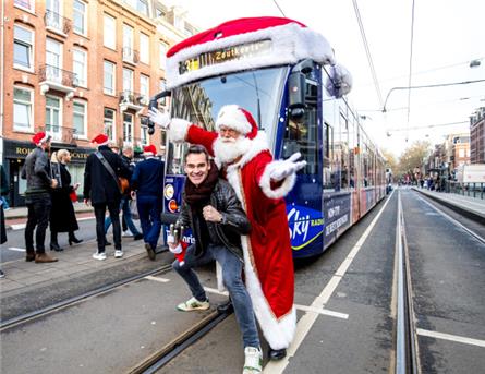 Jeroen van der Boom verrast reizigers in Sky Radio kersttram