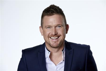 Johnny de Mol kampeert met Johan Derksen in Waar is De Mol?