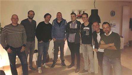 Jong radiotalent in gesprek met oudgedienden