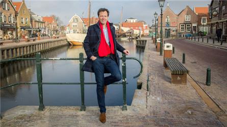 Journalist en presentator Tijs van den Brink gaat de politiek in