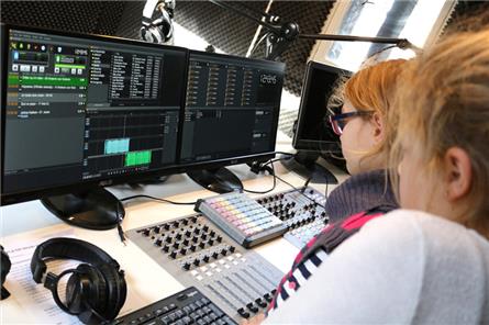 Leraar zoekt deejay, nieuwslezer, verslaggever of presentator