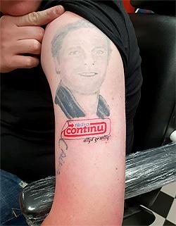 Luisteraars tatoeëren logo Radio Continu op lichaam
