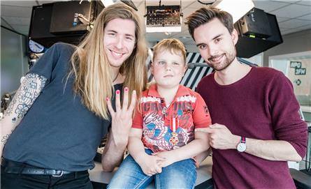 Nagellakkende Tijn ontvangt onderscheiding bij 3FM 