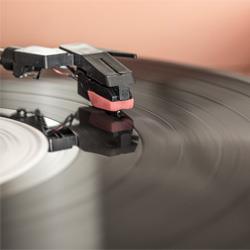 ‘Nothing Breaks Like A Heart’ meest gedraaide plaat op de radio