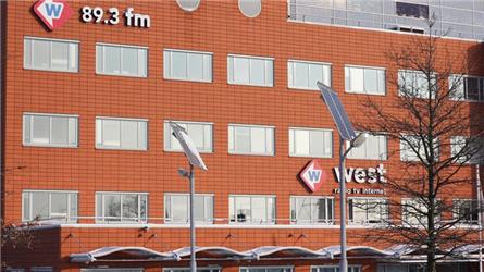 Omroep West bezuinigt ruim 8 ton, geen gedwongen ontslagen 