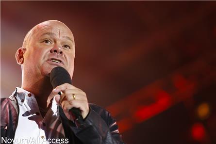 Paul de Leeuw gastpresentator Langs de Lijn