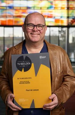 Paul de Leeuw ontvangt Beeld en Geluid Oeuvre Award