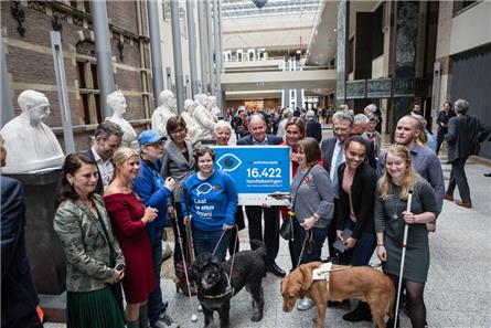 Petitie aangeboden voor meer audiodescriptie op tv