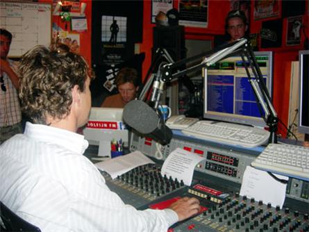 Productie van Dolfijn FM