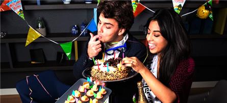 Qmusic deejays Joost en Hila zoeken de feestjes op