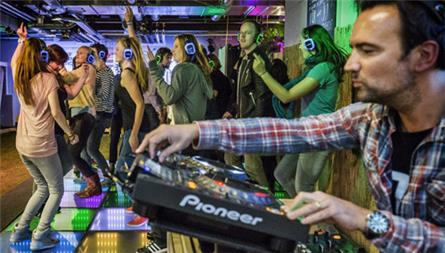 Radio 2 deejay Gerard Ekdom terug naar zijn jeugd bij RTV Utrecht