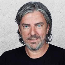 Radio 2 deejay Ruud de Wild in tentoonstelling over Oorlog & Vrede