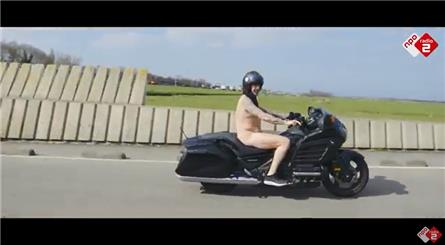 Radio 2 deejay Ruud de Wild naakt op de motor in tv-commercial 
