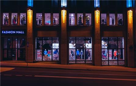 Radio in winkelcentrum komt 's nachts tot leven op hoog volume