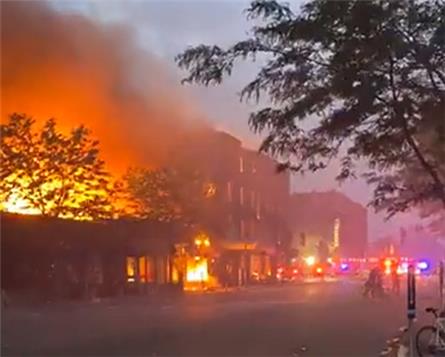 Radiostation platgebrand tijdens rellen in Minneapolis