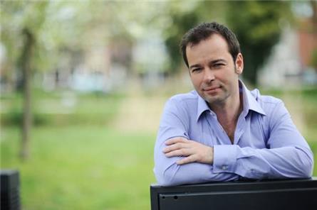 Singles trouwen wildvreemde in show Peter van der Vorst