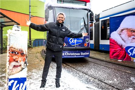 Sky Radio Kersttram rijdt door Amsterdam