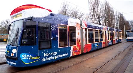Sky Radio kersttram rijdt door Amsterdam en Rotterdam (filmpje)