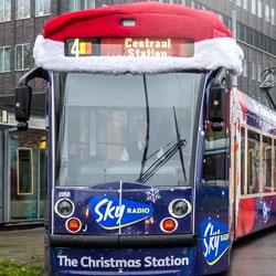 Sky Radio Kersttram rijdt door Amsterdam