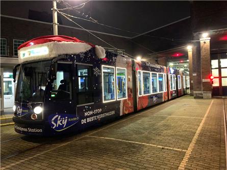 Sky Radio Kersttram rijdt weer door Amsterdam