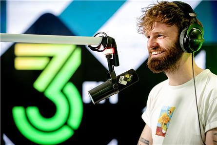 Tim Hofman maakt zijn eerste radioprogramma op NPO 3FM