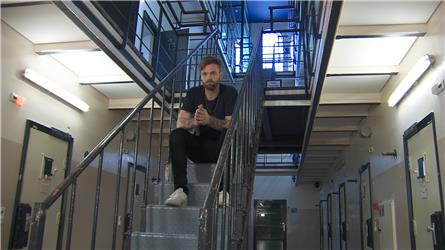 Tim Hofman praat met jongeren over schuld
