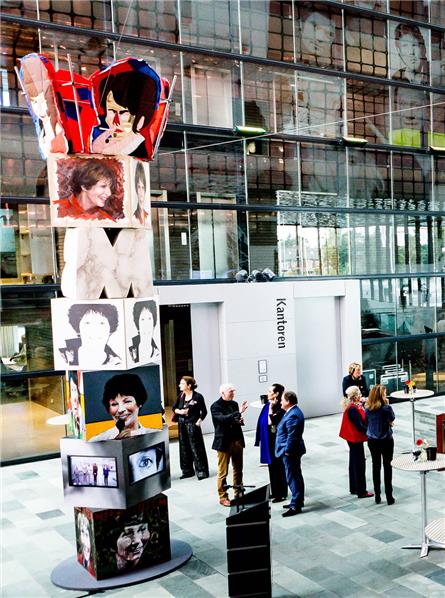 Totempaal voor Mies Bouwman onthuld bij Beeld en Geluid 