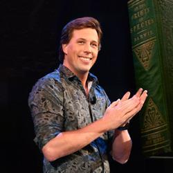 Tv-presentator Freek Vonk gewond na aanval haai (filmpje)