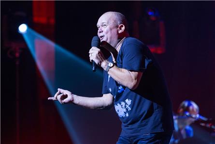 Tv-registratie van Paul de Leeuw op Koningsdag in koninklijk jasje
