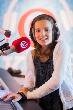 Twaalfjarige Iris wordt nieuwe deejay bij Efteling Kids Radio