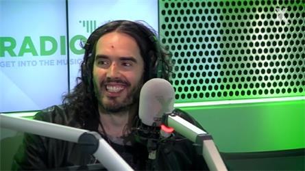 VK: controversiële presentator Russell Brand terug op de radio