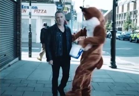 VK: Meer dan 100 klachten over tv-reclame Chris Moyles (filmpje)