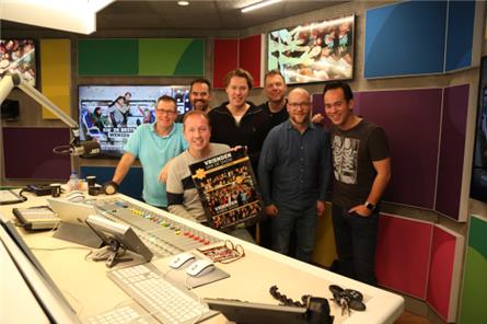 Vrienden van 538 ochtendshow maken lied voor Evers (filmpje)
