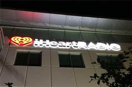 VS: iHeart Media bezuinigt op technici en radiostudio’s