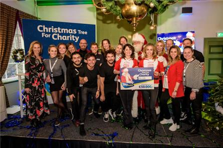 Wendy en Fockeline winnen Sky Christmas Tree For Charity
